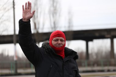 Çocuk oyun parça yarış alanında Go-kart araba ile hız sürüyor. 