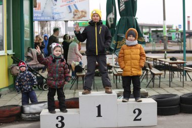 Gomel, Belarus - 8 Mart 2010: Karting yolda yarışlarda amatör yarışmalar. organize rekreasyon.