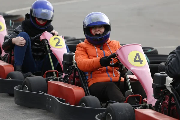 GOMEL, BELARUS - 8 de março de 2010: Competições amadoras em corridas na pista de karting. recreação organizada . — Fotografia de Stock