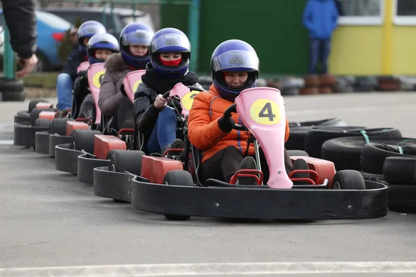 GOMEL, BELARUS - 8 DE MARZO DE 2010: Competiciones de aficionados en carreras en pista de karting. recreación organizada . — Foto de Stock