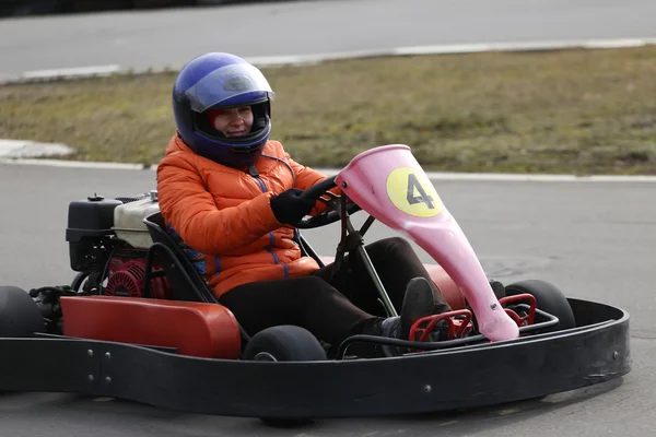 Homel, Wit-Rusland - 8 maart 2010: Amateur wedstrijden in de races op de rails van de karting. georganiseerde recreatie. — Stockfoto