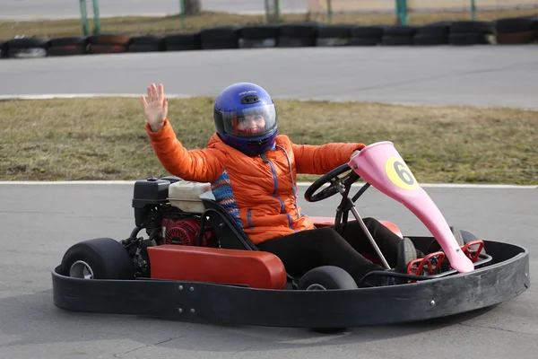 GOMEL, BELARUS - 8 DE MARZO DE 2010: Competiciones de aficionados en carreras en pista de karting. recreación organizada . — Foto de Stock