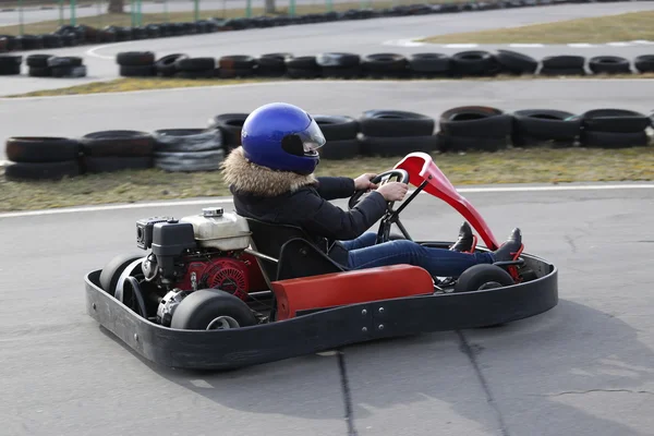 Homel, Bělorusko - březen 8, 2010: Amatérské soutěže v závodech na motokárové trati. organizovanou rekreaci. — Stock fotografie