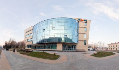 Gomel, Belarus - 29 Mart 2016: Modern Belveb Banka Binası. Sovetskaya sokak.