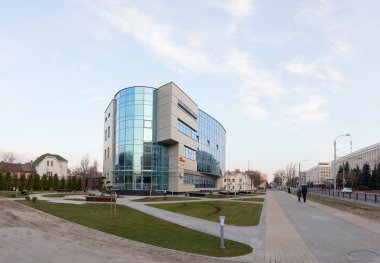 Gomel, Belarus - 29 Mart 2016: Modern Belveb Banka Binası. Sovetskaya sokak.