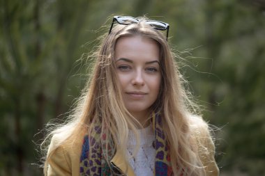 Küçük şirin kız ormanda yürüyüş. Bahar, güneş, portre, 