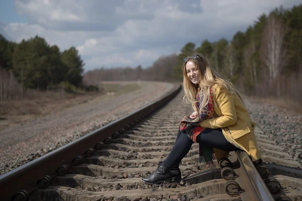 Triest tiener zittend op de tracks, op zoek naar afstand — Stockfoto
