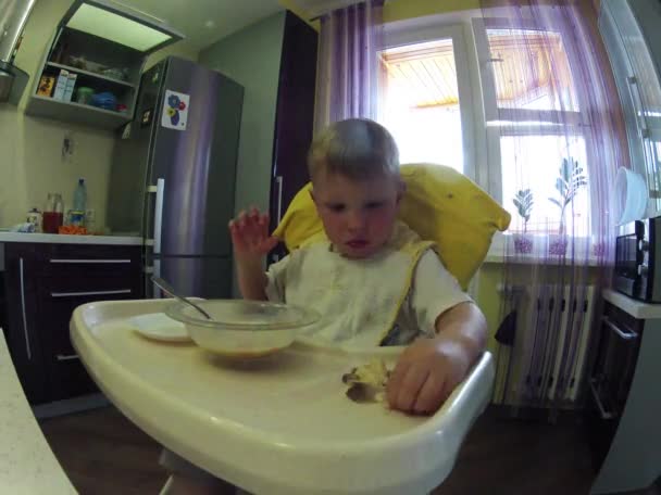 Ребенок очищает яйца от шелухи на обед — стоковое видео