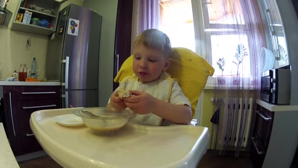 Kind putzt die Eier aus der Schale für das Mittagessen — Stockvideo