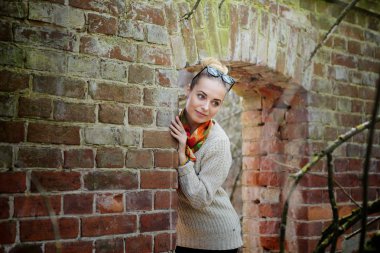 genç bir kız içeren retro mimarisi