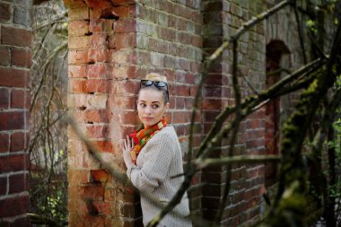 genç bir kız içeren retro mimarisi