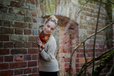 genç bir kız içeren retro mimarisi