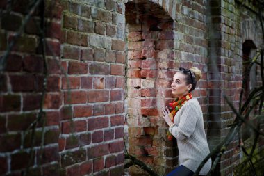 genç bir kız içeren retro mimarisi