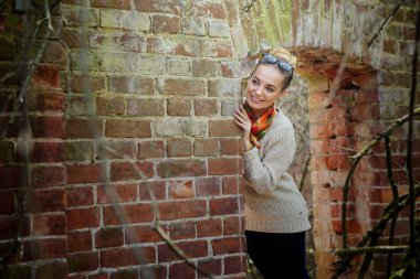 genç bir kız içeren retro mimarisi