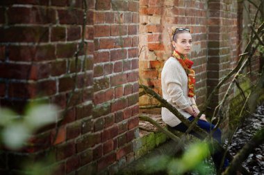 genç bir kız içeren retro mimarisi