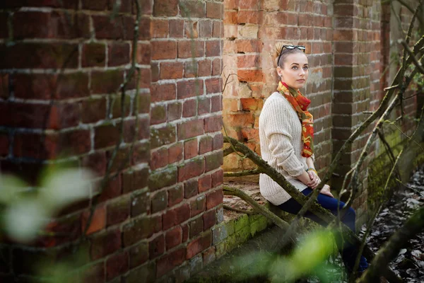 genç bir kız içeren retro mimarisi