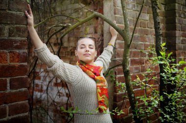 genç bir kız içeren retro mimarisi