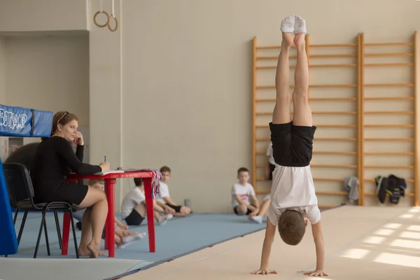 Gomel, Bielorrússia - 30 de abril de 2016: esportes entre meninos e meninas nascidos em 2005-2006 freestyle . — Fotografia de Stock
