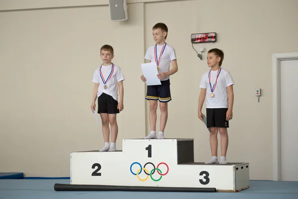 Gomel, Biélorussie - 30 avril 2016 : le sport chez les garçons et les filles nés en 2005-2006 . — Photo