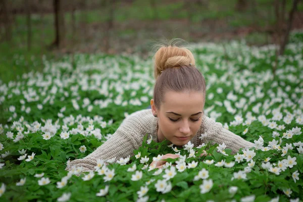 Belle dame sensuelle couchée sur la prairie de fleurs — Photo