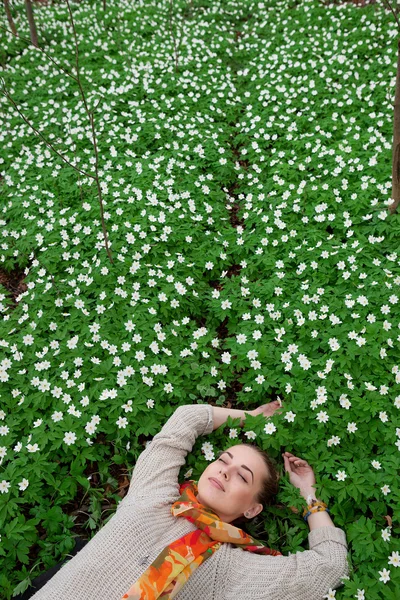 Schöne sinnliche Dame auf der Blumenwiese liegend — Stockfoto