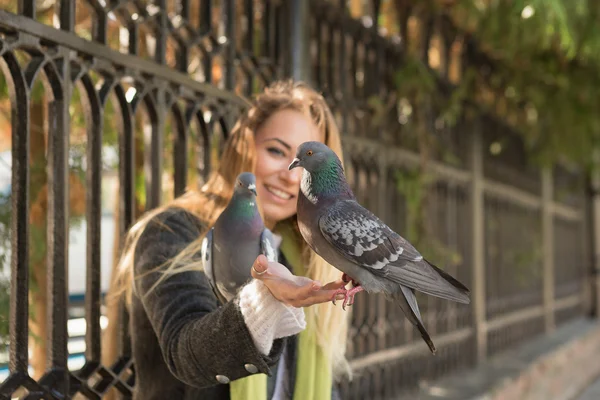 Foto di Ragazza e colombe. nutrire i piccioni nel parco — Foto Stock