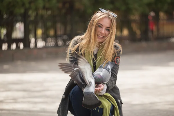 Foto de Chica y palomas. alimentación de palomas en el parque — Foto de Stock
