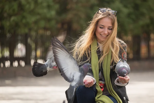 Foto de Chica y palomas. alimentación de palomas en el parque — Foto de Stock