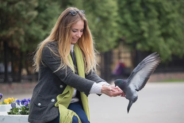 Foto de Chica y palomas. alimentación de palomas en el parque —  Fotos de Stock