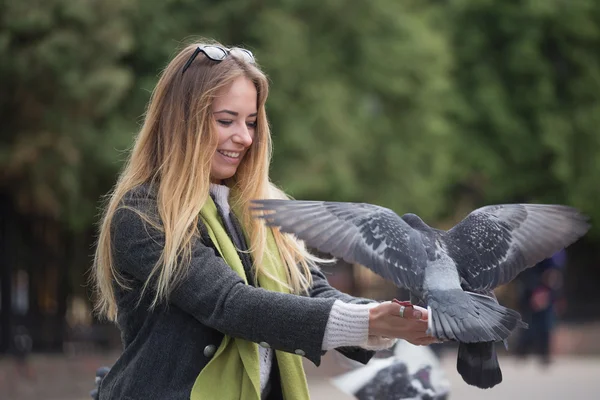 Фото Девочки и голубей. кормление голубей в парке — стоковое фото