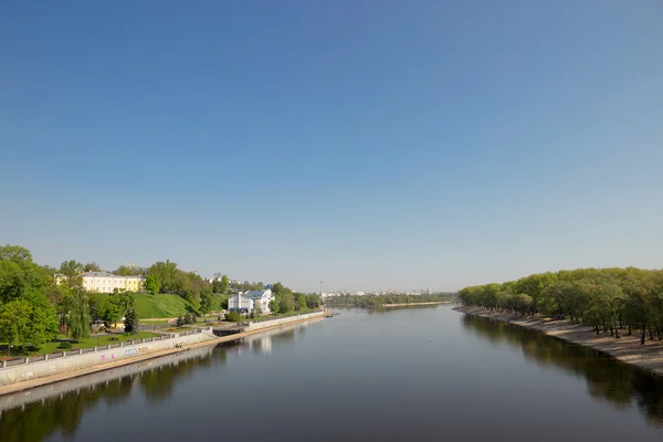 Ανάχωμα ποταμό Sozh κοντά στο παλάτι και το πάρκο Ensemble σε Gomel, Λευκορωσία. — Φωτογραφία Αρχείου