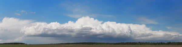 Der weite blaue Himmel und der Wolkenhimmel — Stockfoto