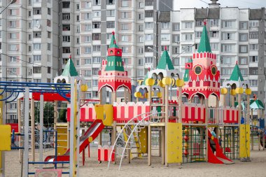 çocuklar parkta oynamak. Erken Bahar