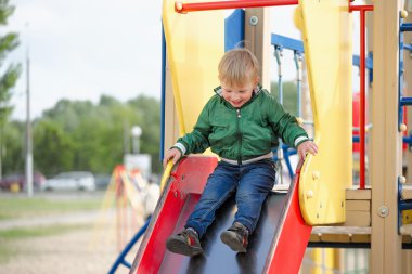 çocuklar parkta oynamak. Erken Bahar