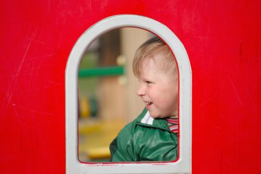 çocuklar parkta oynamak. Erken Bahar