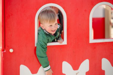 çocuklar parkta oynamak. Erken Bahar