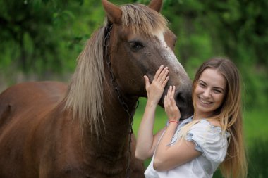 Açık atı ile genç güzel kadın portresi