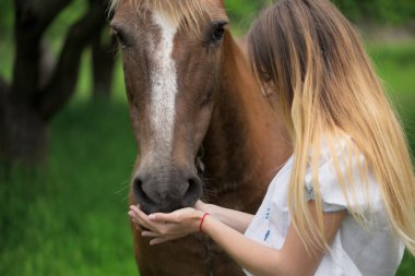 Açık atı ile genç güzel kadın portresi