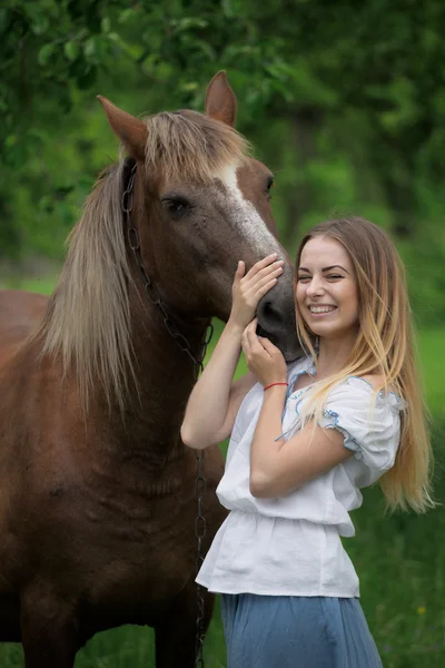 Retrato al aire libre de joven hermosa mujer con caballo — Foto de Stock