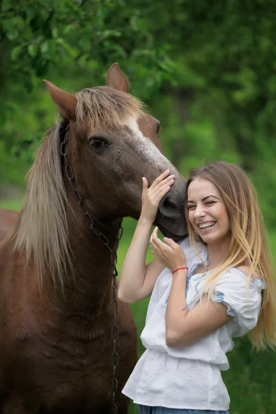 Açık atı ile genç güzel kadın portresi