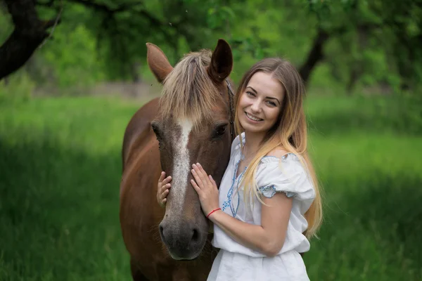 Ritratto all'aperto di giovane bella donna con cavallo — Foto Stock
