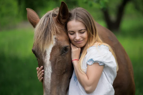 Venkovní portrét mladé krásné ženy s koněm — Stock fotografie