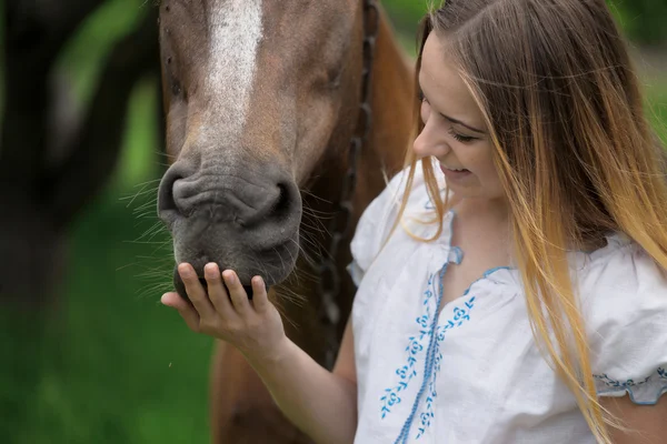 Außenporträt einer jungen schönen Frau mit Pferd — Stockfoto