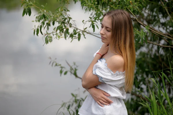 Sad lady at the wharf sitting and waiting — Stock Photo, Image