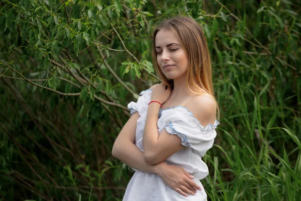 Senhora triste no cais sentado e esperando — Fotografia de Stock