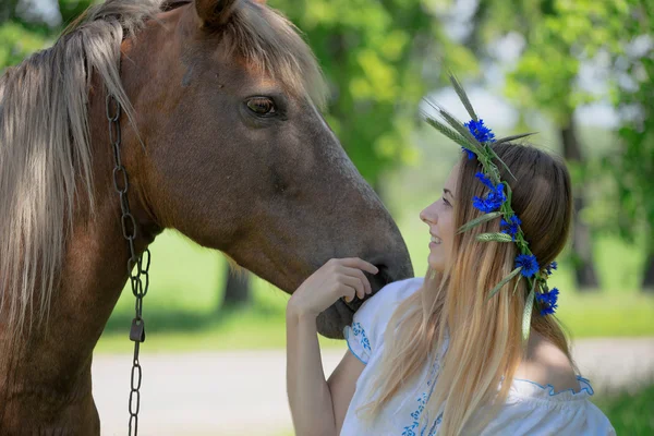 Venkovní portrét mladé krásné ženy s koněm — Stock fotografie