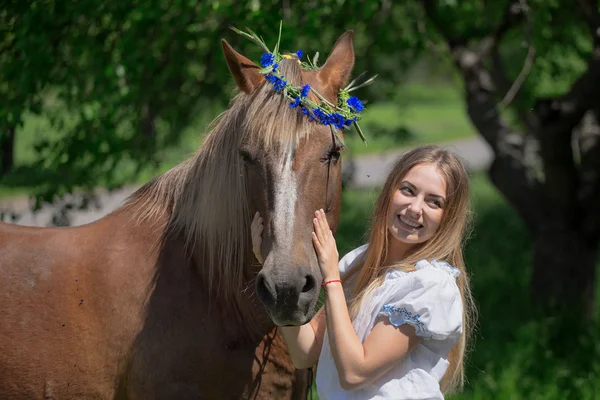 Açık atı ile genç güzel kadın portresi