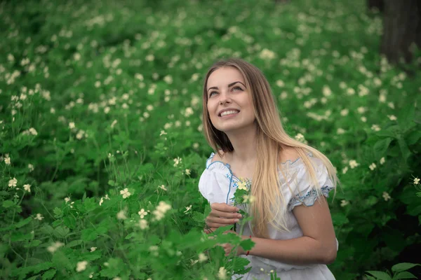 Hermosa joven primer plano en una camisa blanca, sobre un fondo de bosque verde — Foto de Stock