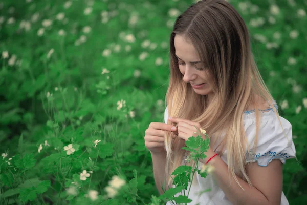 Zbliżenie piękna młoda dziewczyna w białej koszuli, na tle zielonego lasu — Zdjęcie stockowe