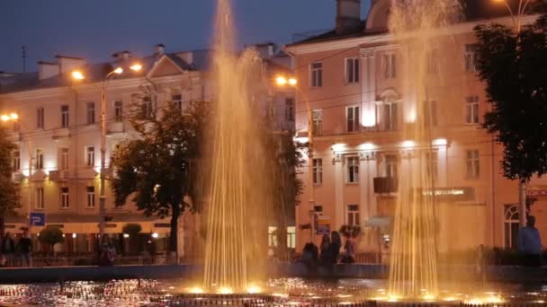 Gomel, Bielorrusia - 1 de junio: Sovetskaya, fuente de color en la noche, 1 de junio de 2016 en Gomel, Bielorrusia . — Vídeos de Stock